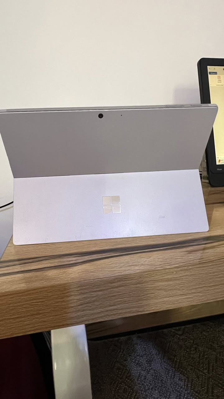� للبيع | Microsoft Surface Pro 7
جهاز عملي وخفيف، مناسب للدراسة، العمل المكتبي، التصفح، وقراءة الملفات.

المواصفات:

 • 💻 الموديل: Surface Pro 7
 • ⚙️ المعالج: Intel Core i5-1035G4
 • 🧠 الذاكرة (RAM): 8GB
 • 🖥️ الشاشة: لمس (Touch Screen) – تدعم القلم
 • ⌨️ الكيبورد: أصلي قابل للفصل مع اضاءة للأزرار
 • 🖊️ يدعم القلم الإلكتروني
 • 🪟 النظام: Windows 11
 • 🔋 بطارية جيدة
 • 🎒 خفيف وسهل الحمل (تابلت + لابتوب)

الحالة: استخدام نظيف، كلشي شغال بدون مشاكل
👌

توصيل لكل المحافظات 
💰 السعر: (٥٠٠ الف )
يوجد قلم مايكروسوفت اصلي ب ٥٠ الف 
📩 للتواصل خاص


**إذا كنت صاحب هذا الإعلان وتريد حذفه لأي سبب، رجاءا أرسل رسالة إلى الدعم الفني**
