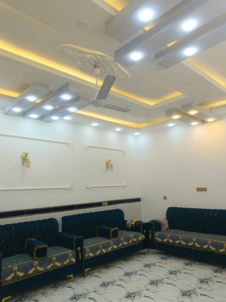 السلام عليكم
بيت اللبيع مساحته 200 متر طابو صرف قرب جامع صهيب الرومي/ بعقوبة واسواق سما يبعد عل شارع العام 50 متر 
مكون من 5 غرف نوم 
ستقبال 
مطبخ 
3حمامات 
3 صحيات 
كامل مكمل السعر 165 وبي مجال
رقم الهاتف ***********
