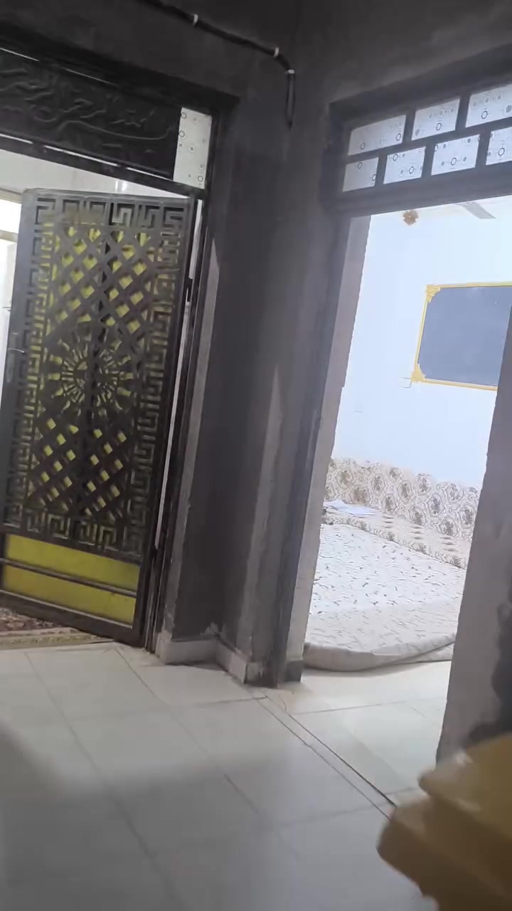 ​🏠 فرصة مميزة للسكن المريح.. بيت للبيع بناء حديث وجاهز من مجاميعه! 🏠
إذا تدور على استقرار وبيت ترتاح بيه وما تصرف عليه دينار، هذا البيت الك!

​📍 الموقع: الناصرية - المهيدية الثانية (قريب جداً من الشارع المبلط، وبالقرب من أسواق أم البنين).

📏 المساحة: 112 متر مربع (الواجهة 9 متر × النزال 12 متر).

🛣️ الفرع: عرض الشارع 6 متر.

🏗️ عمر البناء: سنة ونص فقط (يعني البيت شبه جديد).

​تفاصيل البيت (طابقين):

🔹 الطابق الأرضي: ديوانية (استقبال)، صالة، غرفة نوم، مطبخ معزول (حار وبارد)، وحمامات (داخلية وخارجية).

🔹 الطابق الثاني: غرفة نوم واسعة.

​مميزات البناء والخدمات:

✅ المواد: البناء كله طابوك (ما عدا الغرفة الفوك ثرمستون)، والبيت من الداخل كله سيراميك حديث وتصميم راقي.

✅ التأسيسات: مجاري، كهرباء، وماي.. كلها تأسيس جديد ومشتغليها بأفضل وأجود المواد بالسوق.

✅ الجاهزية: البيت جاهز للسكن "على آخر حباية"، ما يحتاج أي صيانة.. جيب غراضك واسكن مباشرة.

​للاستفسار ومعرفة السعر أو لتحديد موعد لزيارة البيت، يرجى مراسلة الخاص أو الاتصال على الرقم:

📞 [***********]
