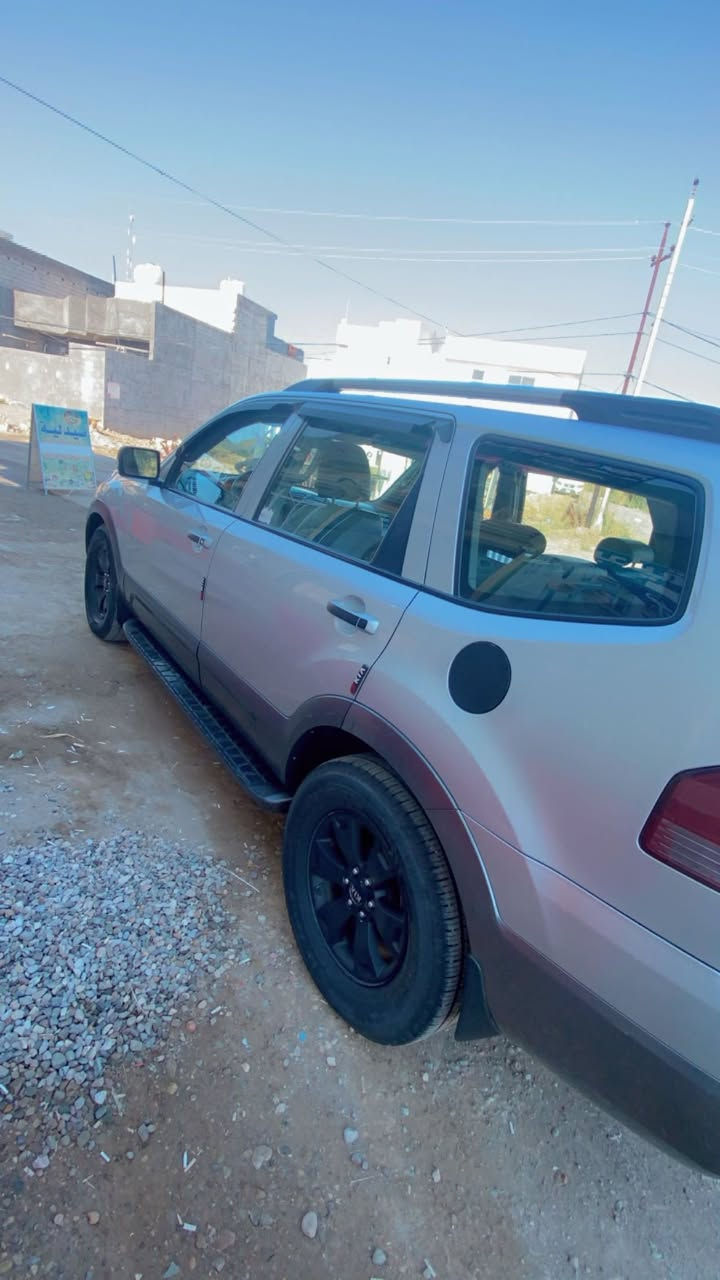 السلام عليكم كيا بوريجو 2009 وراد امريكي موصفات الامريكي معروفه السياره نص فول كشنات جلد تحكمات مثبت سرعه 
قطعتين تبريد 
السياره جاهزه للأخير  
سنويه لل2027 
ضررها بارد ب البنيد فقط 
السياره رقم مميز تلث ارقام 
السعر 125وبيها مجال شي بسيط 
مكان السياره ديالى بعقوبه 
للاستفسار على الرقم ***********
