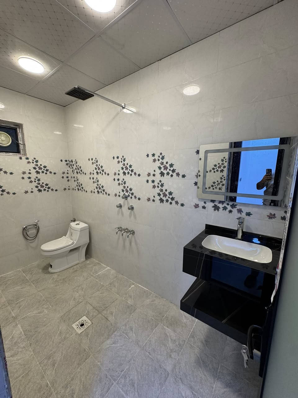 بسم الله ماشاءالله : ع شغل  تمتع بأفضل وسائل الراحة في عقاراتنا الفاخرة!"
🔹بيت مساحة 100م-  واجهة 6،250 -نزال 16 

▪️فول مواصفات  

البيت يحتوى على( 4 غرف نوم مع 2حمامات)

 *الطابق الاول يحتوي على استقبال ومطبخ وصالة كبيرة وغرفة نوم مع حمام ملكي مع منور

*الطابق الثاني3غرف نوم مع حمام

*الطابق الثالث  بيتونه 

المواصفات //

رفت 40مع بتلو 10 يعني صار 50 والصور كلها موجودة من بداية البناء اما السبتتنك تجي وتشوف بعينك ع شرط غرفة نوم مسويها

ارضية كلها 60×60وتطبيك الارضية فرش حصو مع بسيس بالاضافة الى مادة

المطبخ والحمامات والحولي كلها تطبيك الواح وليس سيراميك

بورد نظام كامرات وانترنت مخفي

ابواب تركي اصلي ضمان مع ابواب حمامات المنيوم

مغاسل تعليك مع غربية تعليك نوع توته

حمامات الواح مع خلاطات تركي اصلي

البيت جبسن بورد مع انارات بروفايل وانارة مخفية

بوكسات خارجية للغاز والماطور مع تانكيات عدد 1 الف لتر

🔹نوع العقار طابو زراعي سند٢٥

🔸الدورة -البوعيثة -السلطان الثالث 

🔻البيت باسمي مباشر بدون دلاليه 

اتصال 

‭***********
