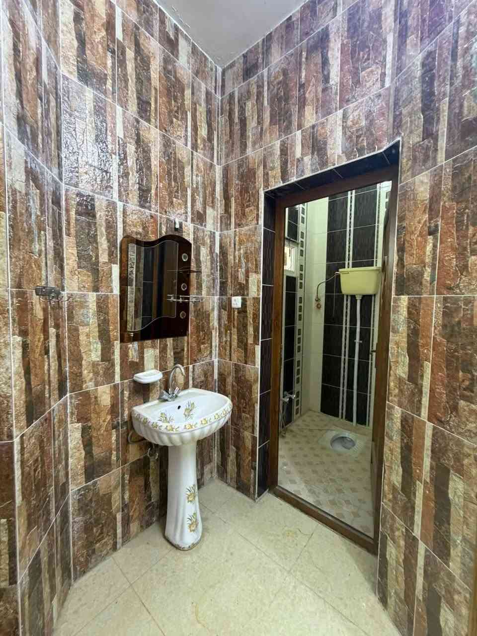 بيت #للإيجار في حي الضباط / منطقة النجدة النهرية
مقابيلة مسجد
لعائلة صغيرة حصرا
المساحة: 200 م²
طابقين جديد
يتكون من:
3 غرف نوم
استقبال واسع
صالة كبيرة
مطبخ حار وبارد
مجموعة صحية
حديقة
كراج سيارة

للأستفسار الأتصال على الىقم 
***********
