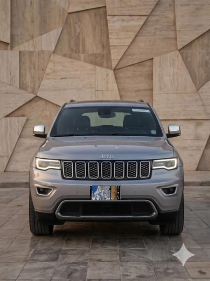 للبيع .النوع: جيب جراند شيروكي (Jeep Grand Cherokee).
الفئة: ليمتد (Limited).

​اللون: فضي (سلفار) مميز كما في الصور.

​فتحة السقف: فتحة قمارة كهربائية.

​المواصفات والإضافات:

​بصمة دخول وتشغيل مع خاصية التشغيل عن بُعد.

​كراسي جلد (تحكم كهربائي).

​شاشة كبيرة مع كاميرا دوارة وحساسات خلفية وأمامية.

​جنوط (ويلات) كروم حجم كبير بتصميم رياضي.

​نظام دفع رباعي (4X4) مع وضعيات قيادة متعددة.

​صندوق خلفي كهربائي (جك). فتحت سقف
صال سبوع حولته باسمي يعني هزه جديده 

************
