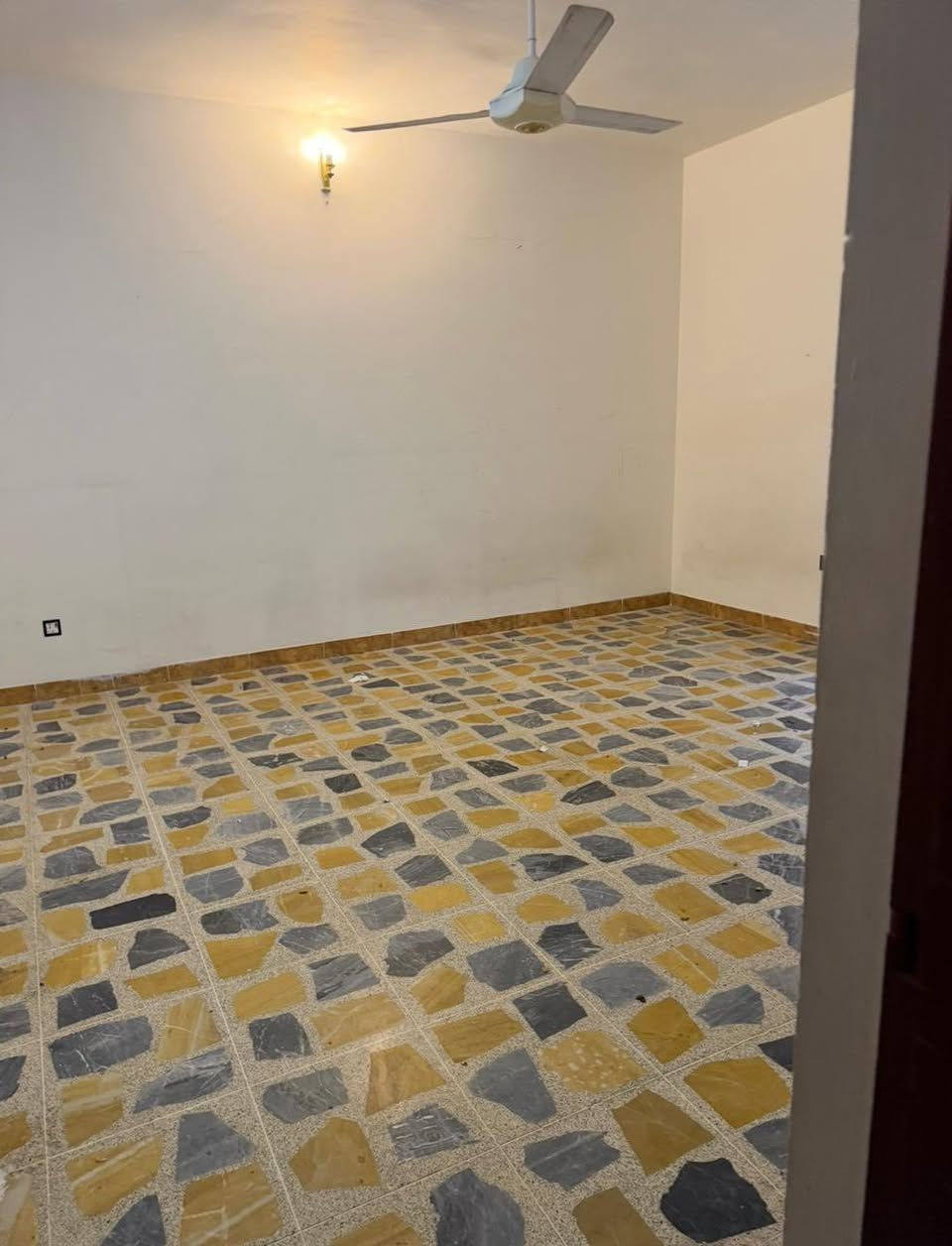 عروض مكتب زين العابدين للعقار
🔹دار للايجار 
🔹مساحةً٣٠٠ م
🔹الموقع حي الفرقان/البعث خلف مجمع ميدكا الطبي
🔹٥غرف نوم
للتواصل زيارة مكتبنا او الأتصال على الارقام 
***********
***********
نستقبل كافة عروض البيع والشراء والإيجار 
موصل تقاطع الجسر الرابع بجانب شاورما هاتاي
