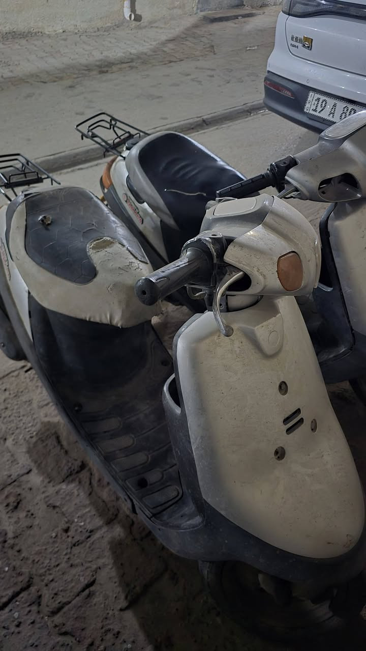 السلام عليكم دراجه بطه للبيع  مابيها شي نضيفه وما راكبها هواي وشلعتها حلوه بس سلف ما يشتغل بيها تخبل للتواصل على الرقم واتساب واتصال موجود ***********
