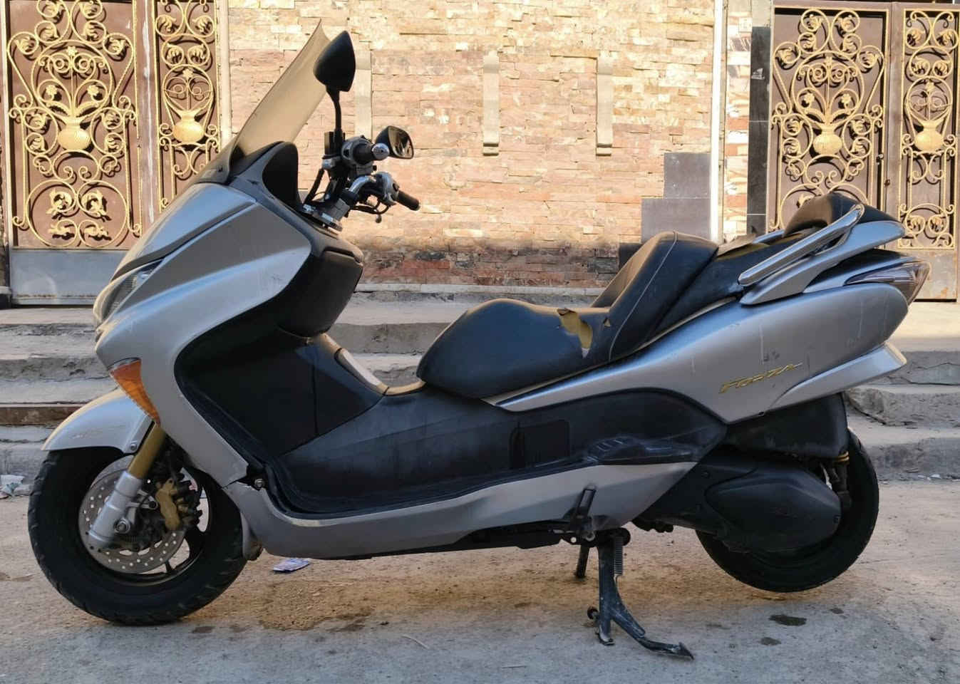 سلام عليكم .دراجة فورزه 09للبيع لون رصاصي حجم المكينة 250cc اربع تحويلات  7كير 2بصمات و2سويج طوارئ /ملاحضة الكلج الخلفي تعبان والكفرات مثل ماموضح بلصورة  السعر$7 مكاني بغداد حي اور هاذ رقمي (***********)
