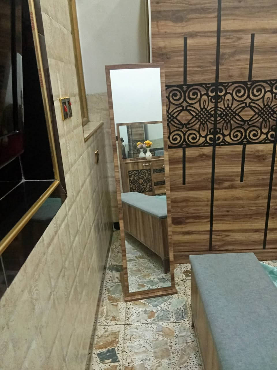 غرفه 9 قطع للبيع سلايت 
عنوان مدينه الصدر سعر 500 
رقم ***********
