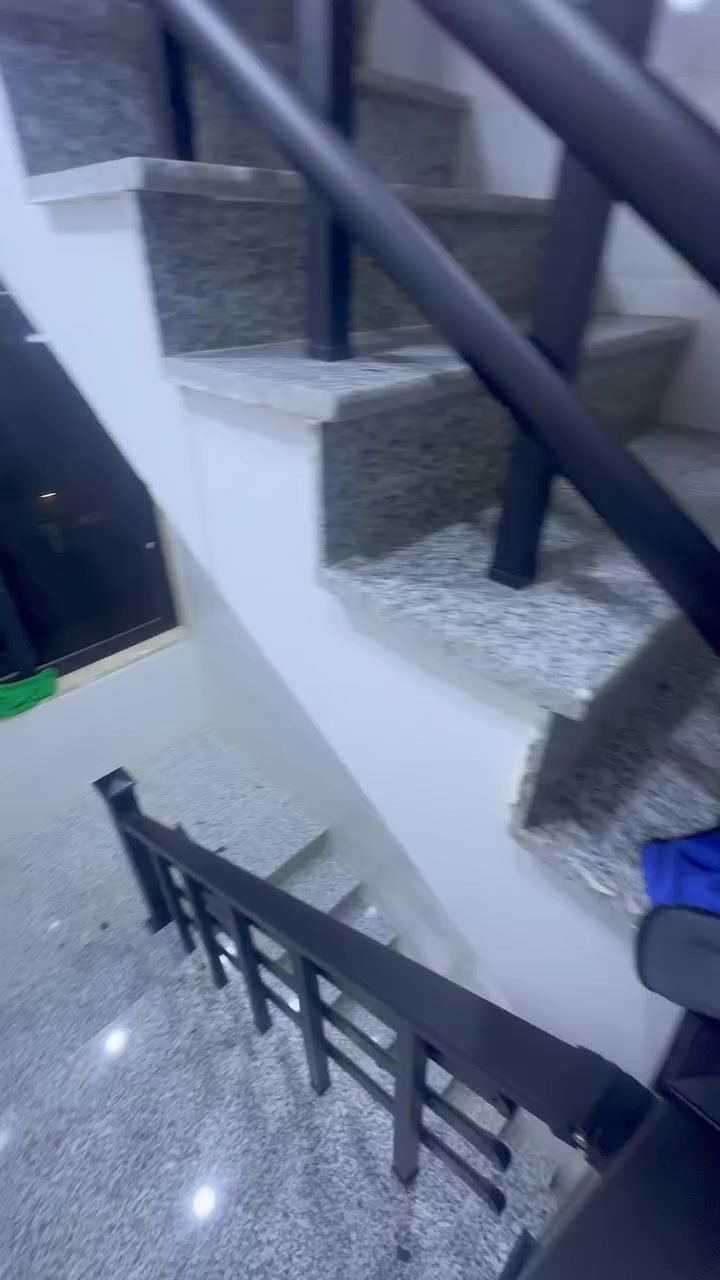 السلام عليكم عندي عمارة ركن بل عدل الثالث 
مساحة ١٠٠ متر 
بيها محلات جوى اثنين وشقتين فوك 
الشقة بيها مطبخ وغرفتين واستقبال  

للاأيجار او للبيع 
ايجار الشقة ٣٥٠ 

للاستفسار  
***********
