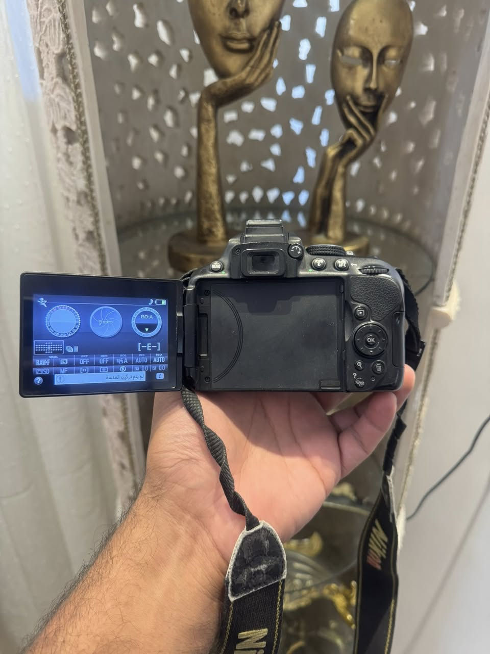 نيكون D5300 
مع عدسة 18-55
السعر 380 الف
***********
