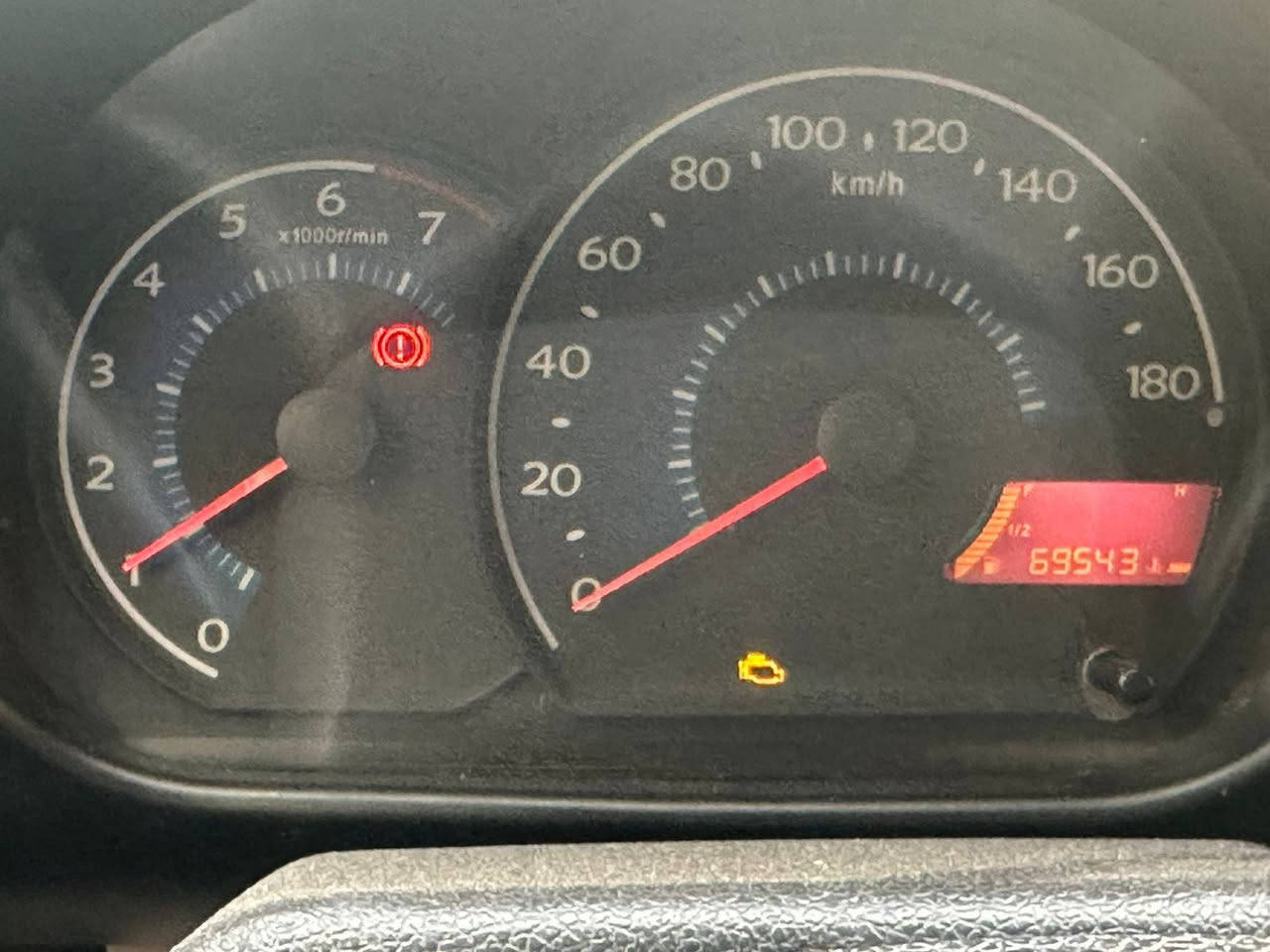 السلام عليكم
باندا البيع السياره. حلوه وجاهزه 
كير محرك صدر امامي خلفي 
رقم جديد السياره بيها جاملغ المامي وتجي وشوف 
السعر اامطلوب بيها 52$ وبيها مجال مكان السياره الشيخ عمر 
*********** اتصل الرقم بي واتساب
