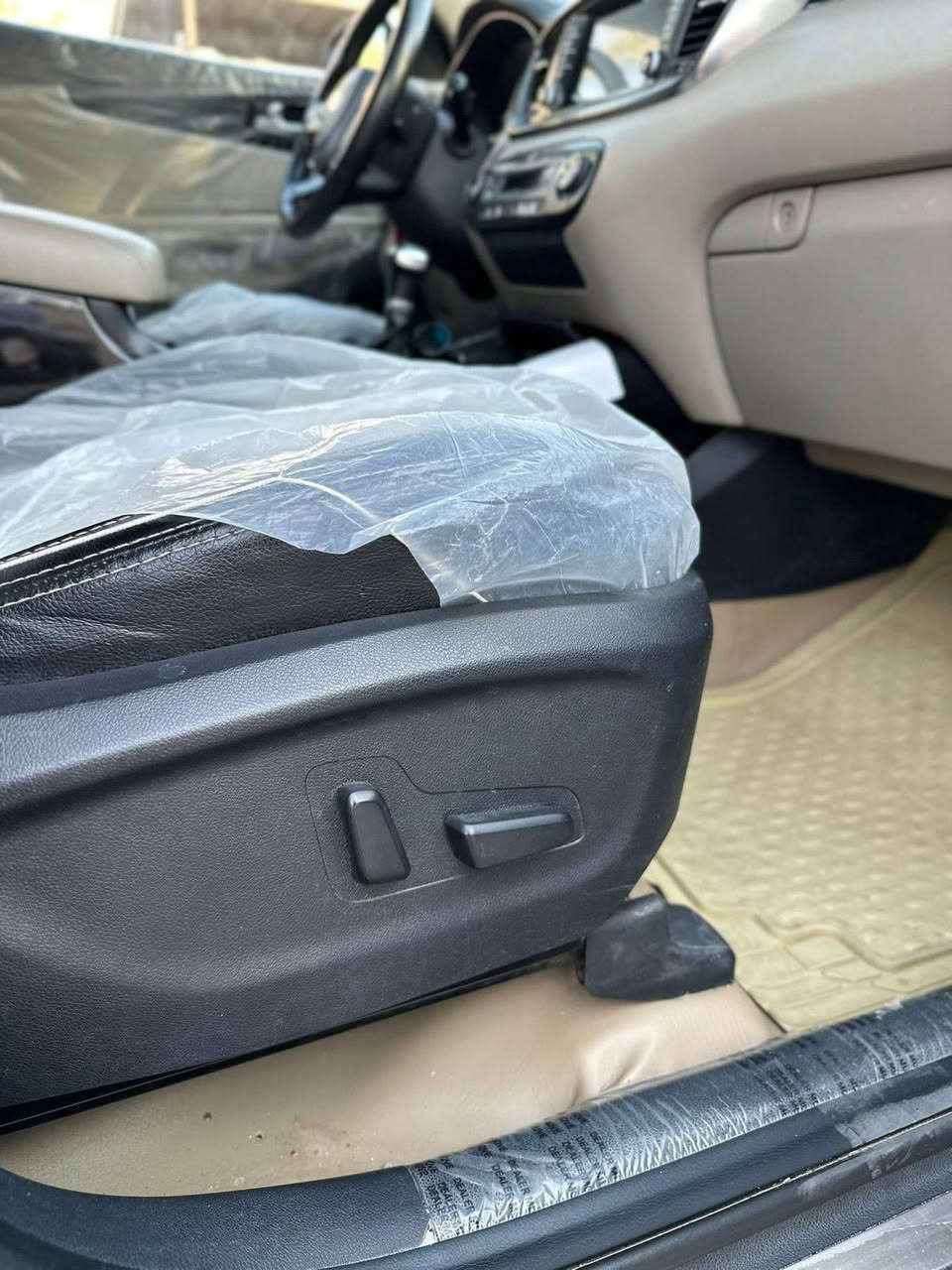 سيارة سورينتو خليجي 2018 محرك ستة سلندر فول مواصفات عدا البانوراما رقم بابل الدولي بااسمي تحويل بنفس اليوم 
بيها باب السائق مبدل الجاملغ الخلفي صبغ باب عكس السائق نصها صبغ والباب الخلفي صبغ 
مكاني بابل جبلة
لشاري بجد وحقيقة يتصل ع الارقام الاتية 
***********
***********
