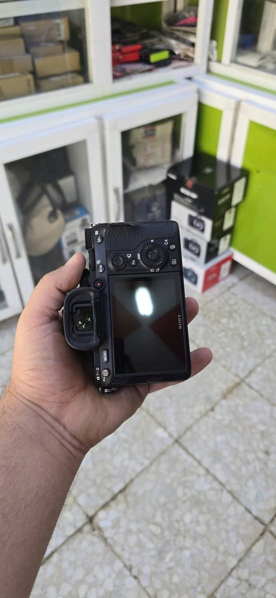 سوني A7R3 مع 28.70 
نظافه95% كامل ملحقات جنطه 
سعره كامله مليون و950الف 
مكاني بابل 
***********
***********
