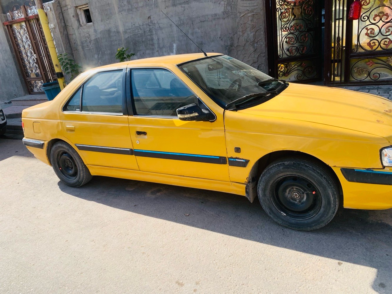 بيجو بارص موديل 2013 مكانها نحف
رقم قادسية دولي مصفرة هئية وغرامات
اخياس مثل ماواضح بلصورة هستوني معمرهن ويحتاج فقط صبغ حدادية جديدة مشط استيرن جديد فرم ممه جديد
مكينة وكير تخبل ترايك للبصرة وتجي واني خادم
مضروبة بجم و تحتاج بوليش تخم تاير امامي جديد ويل نظيف السيارة بحاجة تبديل فلنجات 
السعر 28 وبي مجال 