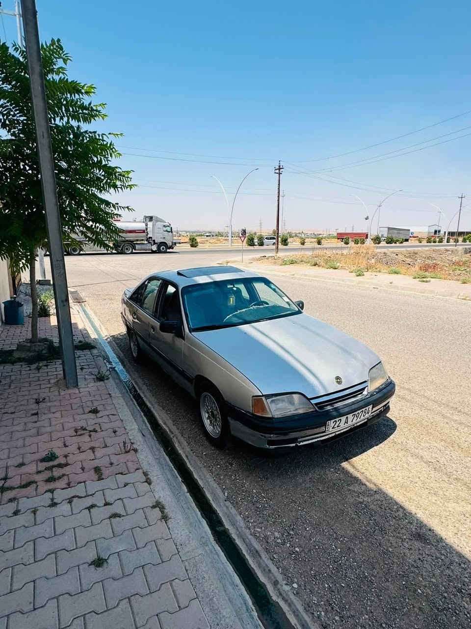 السلام عليكم.
اوميكه 1992 سياره جديده مال جناي. 

رقم اربيل سنويه لل30 كير محرك شرط 

دفتر بانزين. صدر امامي خلفي شرط 

تريد وكاله تريد تحويل. 

السعر 30 

*********** 
مكاني كركوك الدبس
