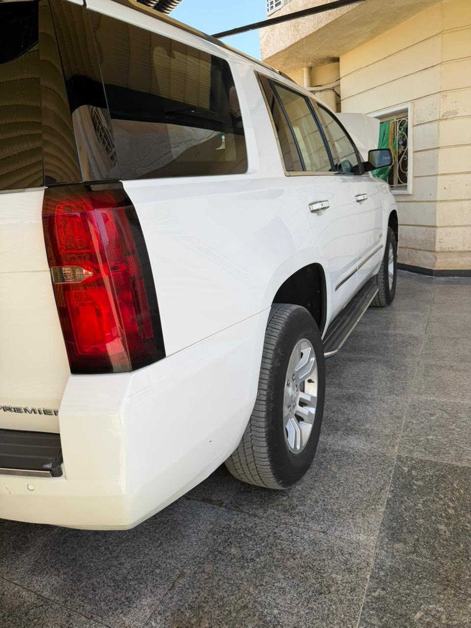 للبيع تاهوا بريمير موديل 2019
محرك 5300 cc 
المواصفات
1-فول مواصفات 1/1
2-سلايد فتحه قماره
3-كراسي جلد اصلي
4-كراسي الأمامي كهرباء 
5-كراسي هزاز عند اقتراب السياره من اي شي
6-كراسي خزن ميموري
7-كراسي تدفئه تبريد 
8-كراسي خلفيه تدفئه تبريد 
9-رادار
10-شحن الهاتف لاسلكي
11-سائق الي
12-كروس سرعه
13-داتا شو رد ردDATA SHOW
14خمس بصمات
15فول تحكم أستيرن (جهتين )
16-استيرن تدفئه
17-استيرن كهرباء
18شاشه عرض الأعطال
19-صندوق كهرباء شفط
20-فتح صندوق تلقائي عن طريق القدم 
21-نظام السير على الخط
22- دبل كير (عادي +اوتوماتيك)
23-دبل حساس 
24-نظام تحكم بمستوى الضوء الداخلي 
25-بدل كهرباء تحكم كهربائي بالبريك والبنزين 
26-فور ويل
27-شاشه اماميه كبيره اصليه 
28-شاشه خلفيه DVD اصليه
29-قاصه سريه 
30-كامرات 360 درجه
31-مري شفط مع إشاره
 بالمري 
32-لايت زنون مع لد امامي 
33-سستم صوت ديجتال
معروفه مواصفات البريمير 
ملاحظه /السياره وارد امريكي بدون ايرباك حادثها جداً بسيط  ماشيه 75 ميل 
السعر 355 وبيها مجال بسيط
***********
