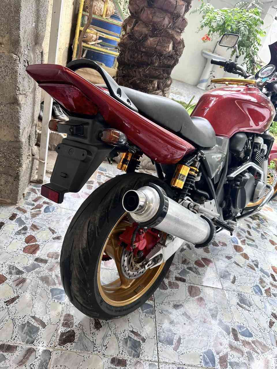 CB400
 موديل 2006  

جيل ثالث دراجه فول فول  

***********
