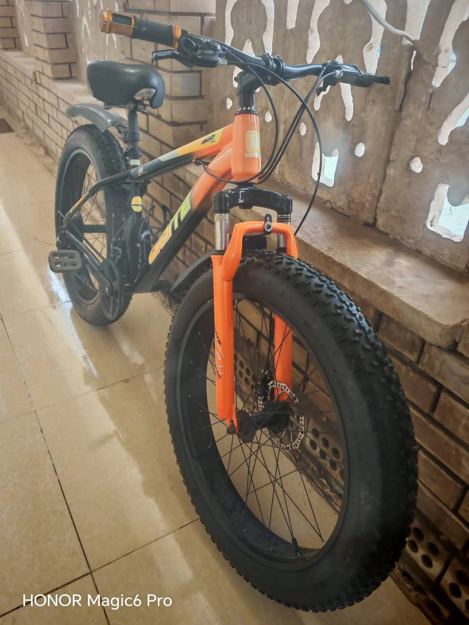 السلام عليكم بايسكل الدبابه صناعة تايوان اخو الجديد استعمال كلش قليل رايدة ب150 مكاني بغداد الفحامه وهذا رقمي ***********
