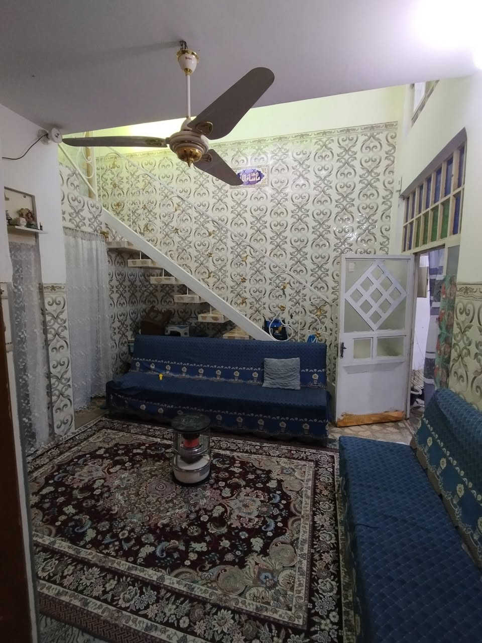 ياالله بيت للبيع مساحه 100م دولان   تفاصيل غرفه وصاله ومطبخ وحمام واستقبال والطابق الثاني  غرفه السعر 70 مع مجال استفسار اتصال *********** مكتب احمد للعقار
