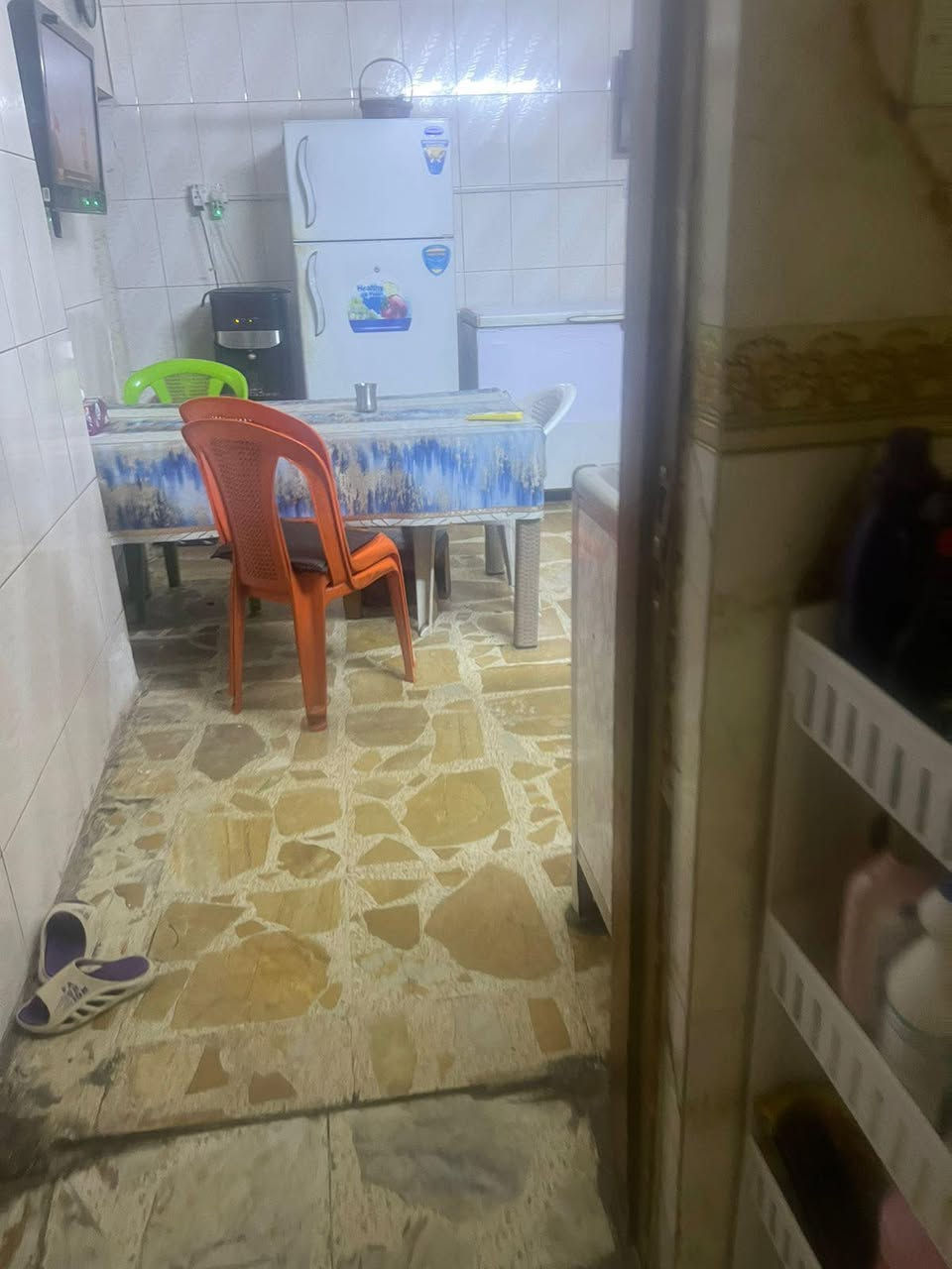 بيت مساحته 210 واجهة 9 ونص قرب مجمع عامر فرع مقابل صيدلية روح الحياة النعيرية حي الخليج  يتكون من الطابق الارضي مرافق خارجي  كراج كبير يتسع لثلاث سيارات حديقة مطبخ استقبال غرفة نوم وصحيات الطابق الاول غرفة نوم كبيرة وغرفة نوم ثانية زائد ملحق معها غرفة صغيرة وكذلك صحيات كاملة البيت عكادة مرمم جديد 0776 589 5929
