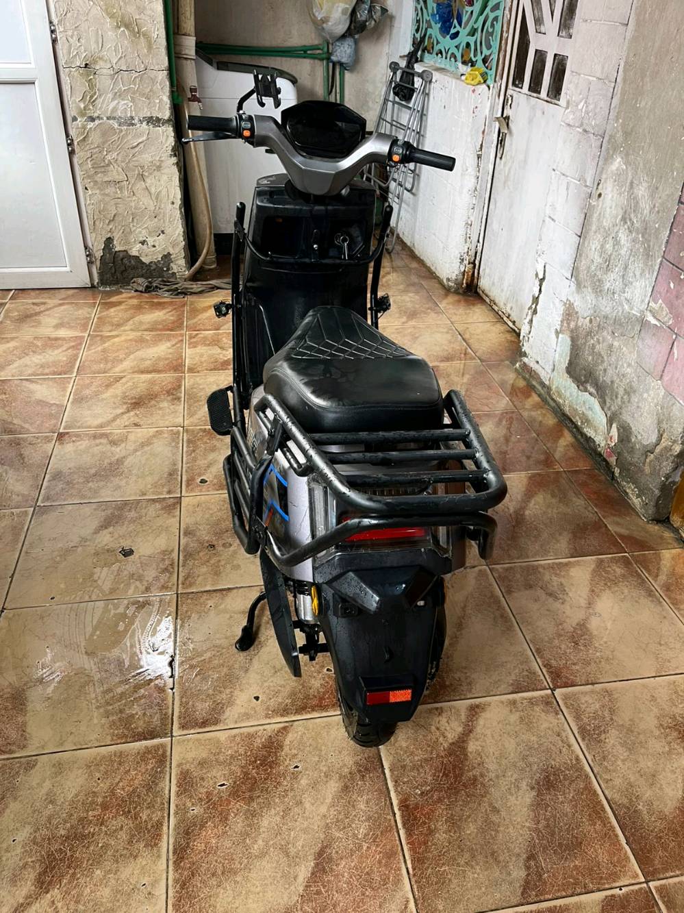 سلام عليكم دراجه كهربائيه حلو ونظيفه جدا وماشيه قليل مستعمله أقل من أربع تشهر ست بطاريات البطاريه 32.  وبيها مجال للشراي. ويا ملحقات خوذة و صندوق و جادر مطري , شنو بيها مسكوره اليده مال بريك الكدام.  بيها مجال للشراي 