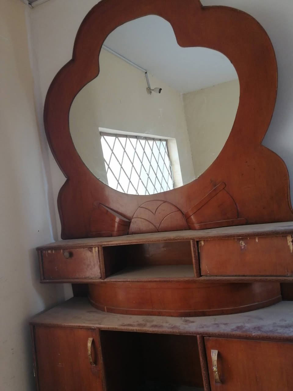 سلام عليكم غرفه للبيع
سعر 350 مع البوفيا ***********
