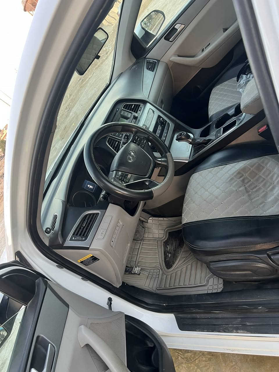 للبيع سونته موديل 2017امريكي رقم بغداد جديد سنويه جديده حادثه فقط بنيد بيه شخط بل صفحه جيه اليمنه بيه كارت مال تشليع بطرف القماره فقط واضح بل مقطع فيديو سياره تخم تاير جديد حداديه جديده شادله منضومه مال غاز شرط اصليه وشاهده مال منضومه موجوده     سعر 118مكان سياره ديوانيه ***********
