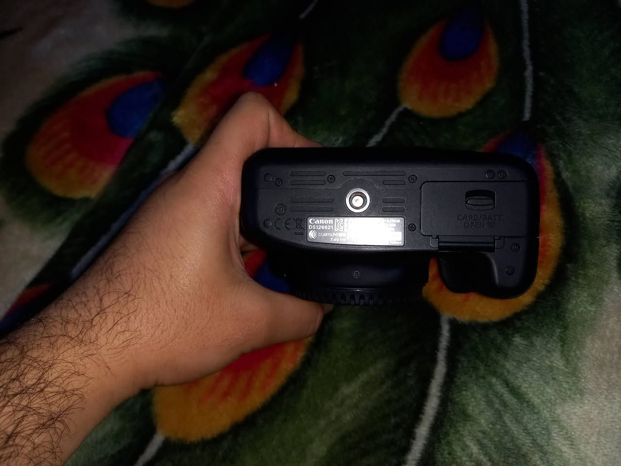 السلام عليكم للبيع كامره كانون d1300 زومها  18-55 واي فاي و معروفه مواصفاتها الكامره مداخله مصلح بيت رام و رام وياها 16GB للإستفسار اكثر *********** السعر 300 ملاحظه الكامره بدون جنطه
