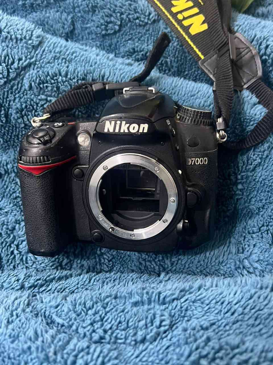 السلام عليكم
نيكون D7000 للبيع نقص بيها بس شاحنة 
كامره جديده ضامها من العام وضاعت الشحنه اليريدها يجيب شاحنه وياه ويفحصها مكفوله من كلشي زلغ مابيها وياها هاي العدسه والفلاش وكفر سليكون 
السعر 300 بيها مجال بسيط 
مكاني الزعفرانيه 
***********
