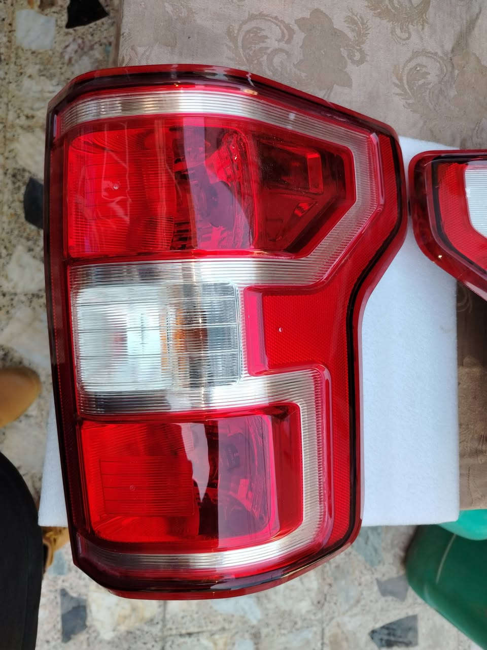 السلام عليكم شباك فوردf150 مديل 18 نضيف اصلي فتحته لان حدثتها وبك لايت واحد نضيف عكس السايق وثاني بي فطر بجامه
الشباك 100 دولار
والبك لايتات 75الف تحياتي ***********
