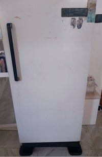 ثلاجه مابيها شيء بس ناقصها غاز سعرها 50 وبيهها مجال 07766567537