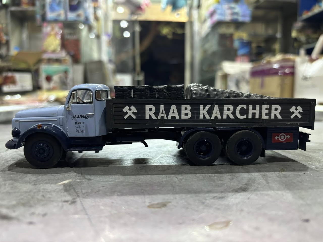 Volvo N88
المعروف عند العراقيين بلقب 😍 يعرفه الهواة 

استوردته أمانة بغداد في بداية السبعينات 1972 لغرض تعبيد الطرق و يعتبر من شاحنات الشارع العراقي .

الشركة مجهولة لكن مكتوب على الباكيت باللغة الفرنسية و يعتقد من شركة IXO الفرنسية 🇫🇷 

وهذه بعض الصور للقطعة 👇🏻

الحجم 1:43

السعر 118 الف فقط 🔥 

يتوفر توصيل لجميع محافظات العراق 🤩💙

 📍العنوان / شارع فلسطين - خلف المستشفى العالمي 
مكتبة الأمين للحجز و الاستفسار على الرقم او مراسلة الصفحة ***********
#مصغرات #سيارات_مصغرة #بغداد
