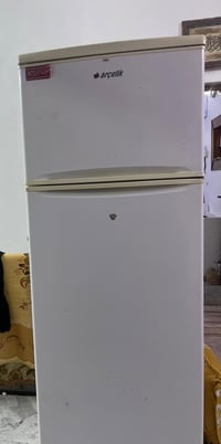 ثلاجة شغالة وجاهزه للبيع بسعر مناسب 07802420566