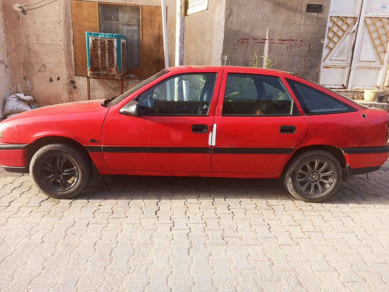 السلام عليكم 
اوبل فكترا موديل 91 كير عادي رقمهه بابل مشروع وطني السعر 26 ورقه 
مكان السياره النجف الكوفه 
***********
