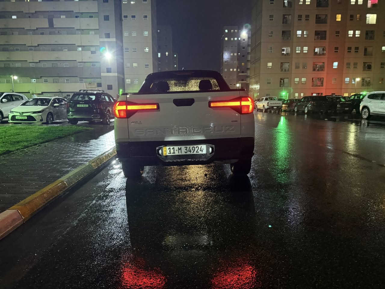 السلام عليكم هونداي سانتا كروز للبيع نص فول السياره جديده موديل 2024 بيهه جامله فقط  الرقم ***********
