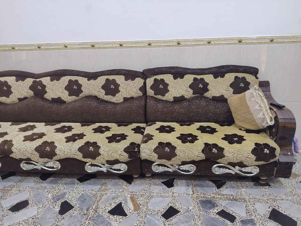 سلام عليكم طخم للبيع خشب عراقي نضيف كلش بسعر 300بي مجال مكاني موصل ايسر ***********
