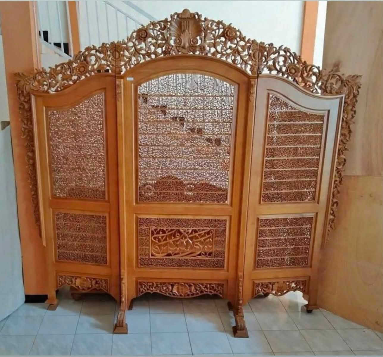 بارافان او (فاصل خشبي) أنيق مصنوع من الخشب الطبيعي، يتميز بنقوش وزخارف محفورة يدويًا بتصميم تراثي فاخر منقوش عليه اية الكرسي كامله 
 الارتفاع حدود المترتين والعرض اقل ال٣مترات 
***********بي واتساب
