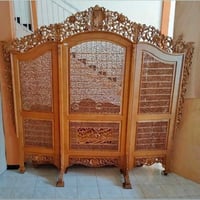 بارافان او (فاصل خشبي) أنيق مصنوع من الخشب الطبيعي، يتميز بنقوش وزخارف...
