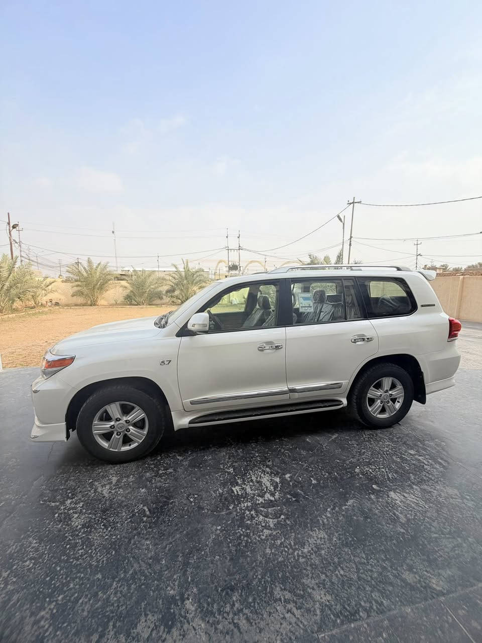 تويتا لاندكروز 2015 موصفات لكزز فوول فوول  (  V.X.R )ماشاءالله السياره كلش جديده واستخدام شخصي قليل جدا

محرك (5.700) ليكزز 
ماشيه 119 الف كيلو حقيقي شرط الفحص

فول مواصفات 1/1 ‌‌‎السيارة مواصفات اللكزز 
 
‌‌‎كامرات4 
‌‌‎تدفئة وتبريد كشنات 
‌‌‎كشن سايق خزن ميموري 3 وضعيات 
‌‏شاحن لاسلكي 
‌‌‎نضام ترحيب عند الاقتراب  
‌‌‎شاشة تحكم لكزس 
شاشة بالقمارة DVD‌
‌‌‎تشغيل عن بعد 
‌‌‎كراسي كهرباء 
‌‌‎مكينة V8 /5.7
‌‌‎زراك لايت 
‌‌‎5 بصمة ابواب
‌‌‎سيستم صوت لكزس 
‌‌‎رادرات امامي + جانبي 
‌‌‎ستيرن صاج 
‌‌‎8 ايرباك
‌‌‎فور ويل 
‌‏حساسات امامي خلفي 
‌‌‎نضام ايكو تقليل صرفية 
‌‌‎ثلاجة 
مواصفات VXR   معروفة ما يحتاج اذكرها  

سياره كفاله عامه لا تبديل ولا تعديل 
‎محرك كير  مامفتح بشرط
‎سيارة حيل نظيفة كلشي عل بلادي

‎باسمي السنوية بشرط التحويل

السعر 525 ورقة وبيها مجال 

رقم صاحب السيارة
***********
