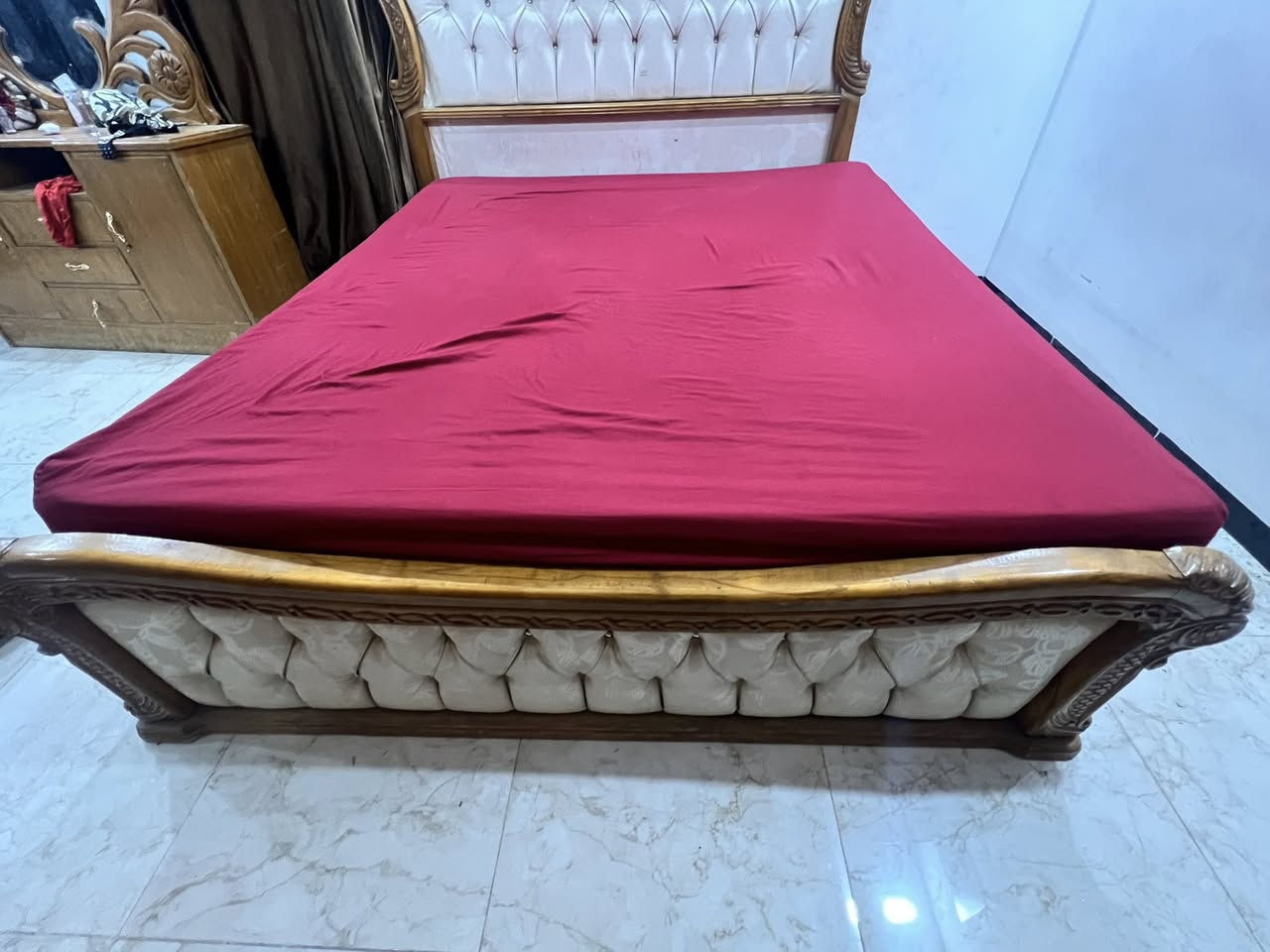 غرفه نوم خشب اصلي مستعمله قليل متكونه من كنتور 5 بيبان وجربايه نفرين مودرن وميز مرايه وملحقات ثنين اريدها بمليون اذا ابيع مفرد عادي يعني الكنتور مثلا او جربايه او حته الميز عادي للتواصل على الرقم***********

