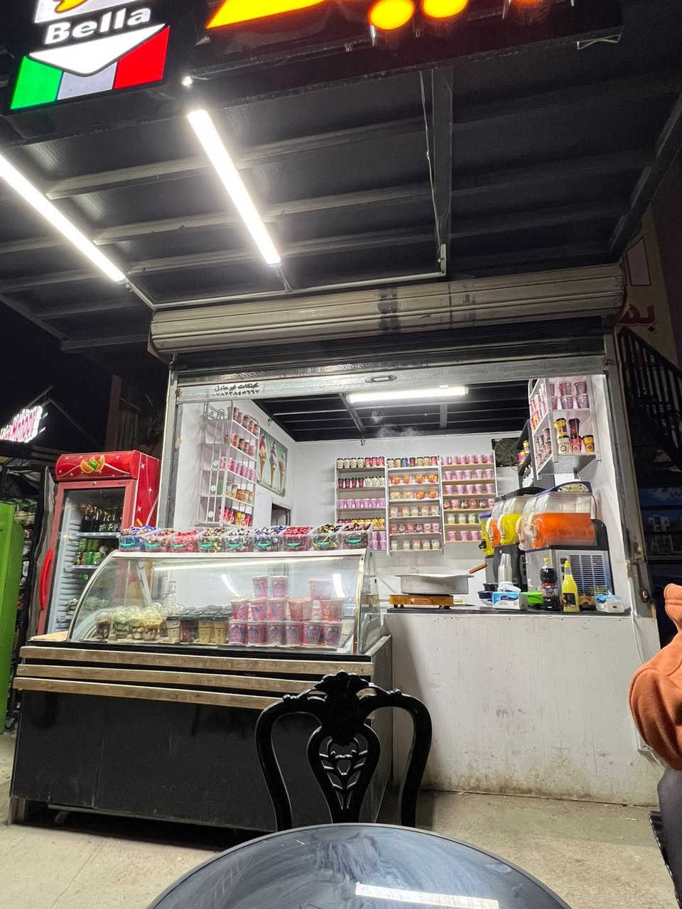 للبيع محل مرطبات (كشك) في مدينة حمورابي السياحية – شارع 60 بموقع مميز وحيوي داخل المنطقة السياحية. المحل يعمل حالياً ويقدم مجموعة واسعة من المنتجات مثل المرطبات، العصائر الطبيعية الآيس كريم، الموهيتو، السلاش الطبيعي، إضافة إلى اللبلبي والبقالة والداطلي والإندومي والمشروبات الباردة والكولا والمياه الكشك مكون من طابقين حيث يحتوي الطابق الثاني على جلسة شبابية جميلة ومريحة مناسبة للزبائن. المحل مكمل ومجهز بالكامل وجاهز للعمل مباشرة ويحتوي على مجمدات ومكائن آيس كريم ومكائن سلاش ومكائن أزبري إضافة إلى رفوف وعارضات وبداخله مخزن. فرصة جيدة لمن يرغب بمشروع جاهز في موقع سياحي معروف للاستفسار والتفاصيل يرجى التواصل على الخاص


**إذا كنت صاحب هذا الإعلان وتريد حذفه لأي سبب، رجاءا أرسل رسالة إلى الدعم الفني**