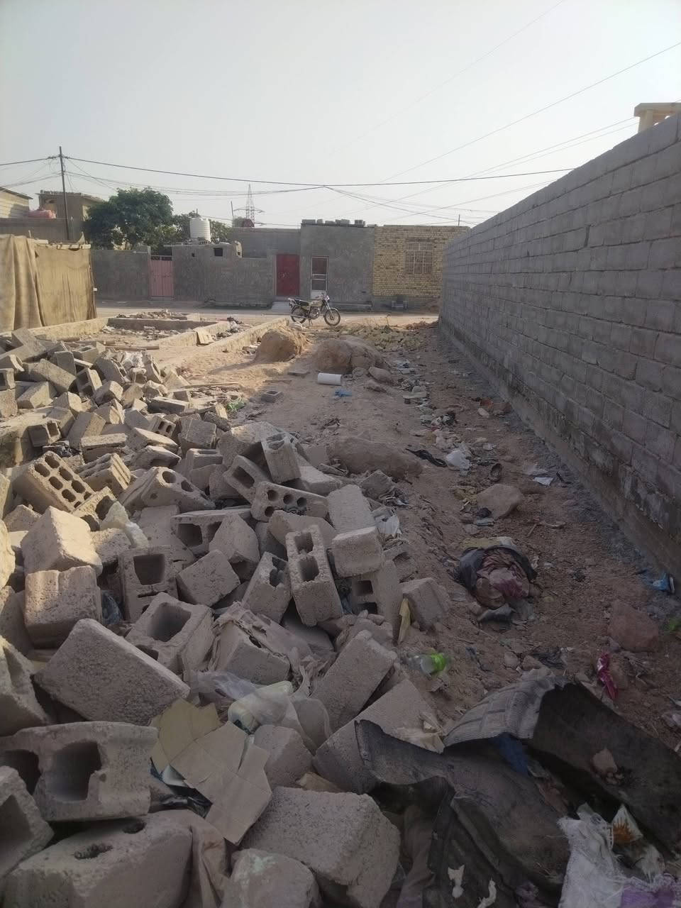 السلام عليكم توجد عرصه للبيع على شارع كربلاء نجف على طريق ياعلي عمود ١٧٤ المساحه ٢٠٠ متر وبيه خريطه ١٠٠متر كامله  مجعب طابوك كافه الخدمات ماي ومدارس وكهرباء السعر 6  للإتصال ***********
