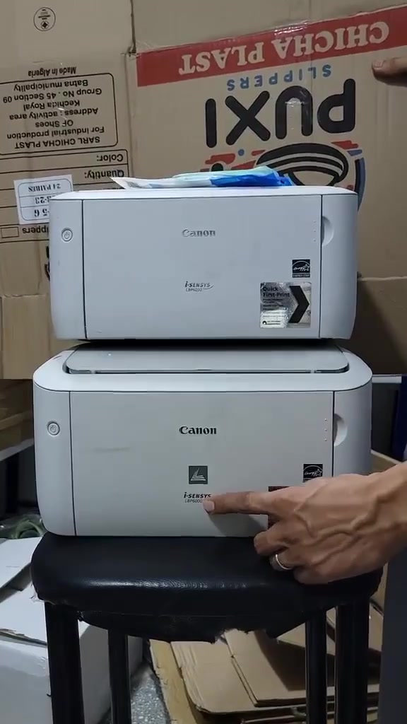 جديد عندنا 
كانون 6030 ب 25
كانون6000 LBP ب 24 
أبيض واسود  التوصيل 69 ولاية 
وصف شامل لطابعة Canon i-SENSYS LBP6000
Canon i-SENSYS LBP6000 هي طابعة ليزر أحادية اللون (أبيض وأسود) مخصصة للطباعة المكتبية والمنزلية، تتميز بسرعة الطباعة، الجودة العالية، وانخفاض تكلفة التشغيل. �
Canon USA +1
المواصفات:
✅ نوع الطباعة: ليزر أبيض وأسود.
✅ تدعم حجم الورق حتى A4.
✅ سرعة الطباعة: حتى 18 صفحة في الدقيقة (A4).
✅ أول ورقة تخرج خلال حوالي 7.8 ثوانٍ.
✅ دقة الطباعة: حتى 2400 × 600 dpi (مع تحسين الصورة).
✅ سعة درج إدخال الورق: 150 ورقة.
✅ سعة درج الإخراج: 100 ورقة.
✅ تدعم الطباعة على:
ورق عادي.
ورق سميك.
الملصقات.
الشفافيات.
الأظرف.
✅ منفذ الاتصال: USB 2.0 Hi-Speed.
✅ متوافقة مع أنظمة Windows وmacOS وLinux (مع التعريف المناسب).
✅ تستخدم خرطوشة الحبر Canon Cartridge 125 بسعة تصل إلى حوالي 1600 صفحة.
✅ حجم صغير وتصميم مدمج مناسب للمكاتب.
✅ استهلاك منخفض للطاقة مع وضع توفير الطاقة.
✅ دورة عمل شهرية تصل إلى 5000 صفحة. �
Canon Downloads +2
مناسبة لـ:
المكاتب والشركات.
محلات الطباعة.
الطلبة.
الاستعمال المنزلي لمن يحتاج طباعة سريعة واقتصادية.
مميزات إضافية:
طباعة واضحة ونصوص حادة.
تشغيل سريع بعد التشغيل أو الخروج من وضع السكون.
صيانة بسيطة واعتمادية عالية.
تكلفة طباعة منخفضة مقارنة بطابعات الحبر. �


**إذا كنت صاحب هذا الإعلان وتريد حذفه لأي سبب، رجاءا أرسل رسالة إلى الدعم الفني**