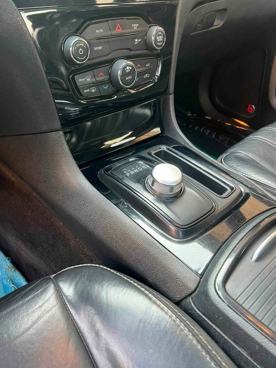اوباما ٢٠١٧ تو ويل s300 وارد كندي كلين تايتل السيارة بانوراما فول السيارة كير محرك شرط حدادية تخم تاير جديد ماشية ١٦٤ الف كيلو السيارة هنا صار بيه صبغ بابتين عكس السايق اثر شخوط فقط بدون حادث مكاني بغداد حي الاعلام رقم الهاتف ***********
