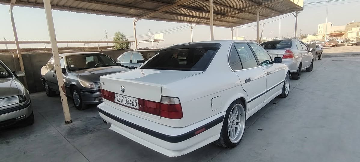 BMW 1991 525Aiمراوس راقم شيمال
فول فوله 
گئر و مه كينه به شه ره ت
نمونه له جواني 
هيجي نيه بئ ده عم بئ سبوخ 
ره قه م و سه نه وي هه زه هه موي تازه نوئ كرايه 
به ناوي خؤمانه ته عويل وه كاله به شه رت
***********
