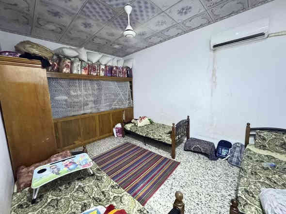 #يعرض_مكتب_الخيكاني
                 
 دار    🏫للبيع شارع الجامع. 

🔰#المساحه/١٥٠م 

🔰#الموقع/خلف الملعب القديم 

🔰#مواصفات 
غرفتين  نوم و صاله و مطبخ  و استقبال و صحيات داخليه و خارجيه   
🔴بناء مسلح طابوك 
 
🔰للأستفسار أكثر يرجى الأتصال
***********   
   عنوان المكتب خلف الملعب القديم ع الشارع الرئيسي 
             #مكتب_ابو_سجاد_الخيكاني
