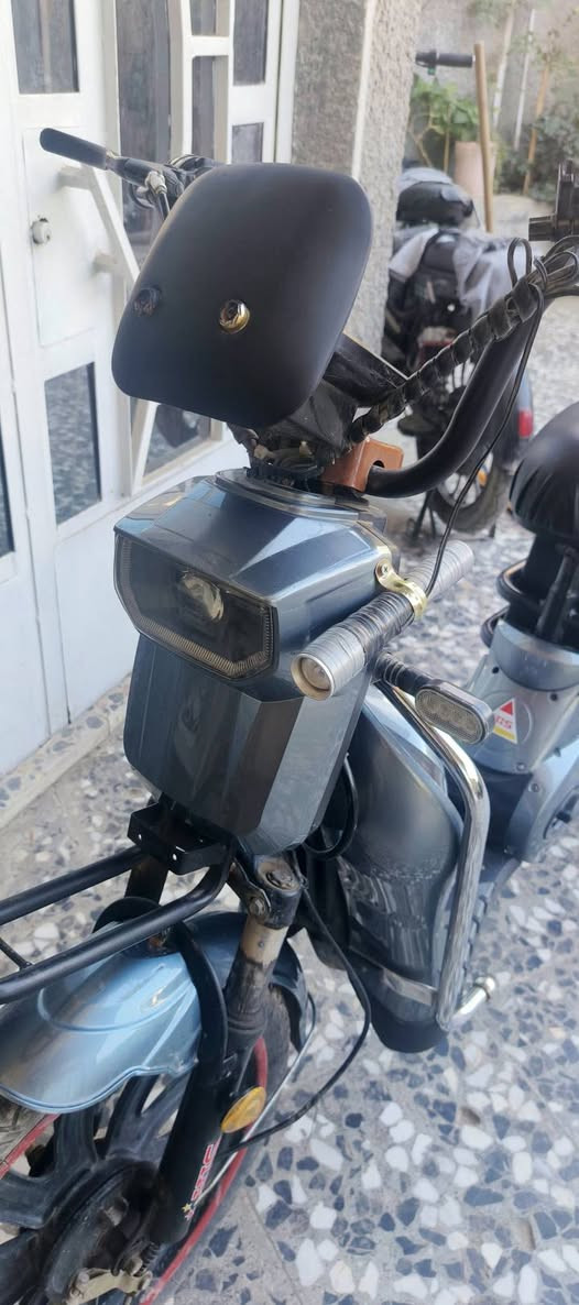 دراجة كهربائية حجم الملف 1500 السرعة القصوى 60 كيلو متر موديل 2025 متوفرة مع الدراجة جميع ملحقاتها
بطارية شوية نازلة

خالية من الاعطال و الكسور

سعر جدا مناسبب 300 الف

و ضمان اسبوع

مكاني بعداد الشعب شارع الصحة

رقم التواصل : ***********
