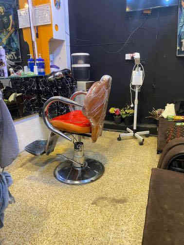 كرسي حلاقه للبيع نضيف   هذا رقمي بي واتساب ***********.  ***********
