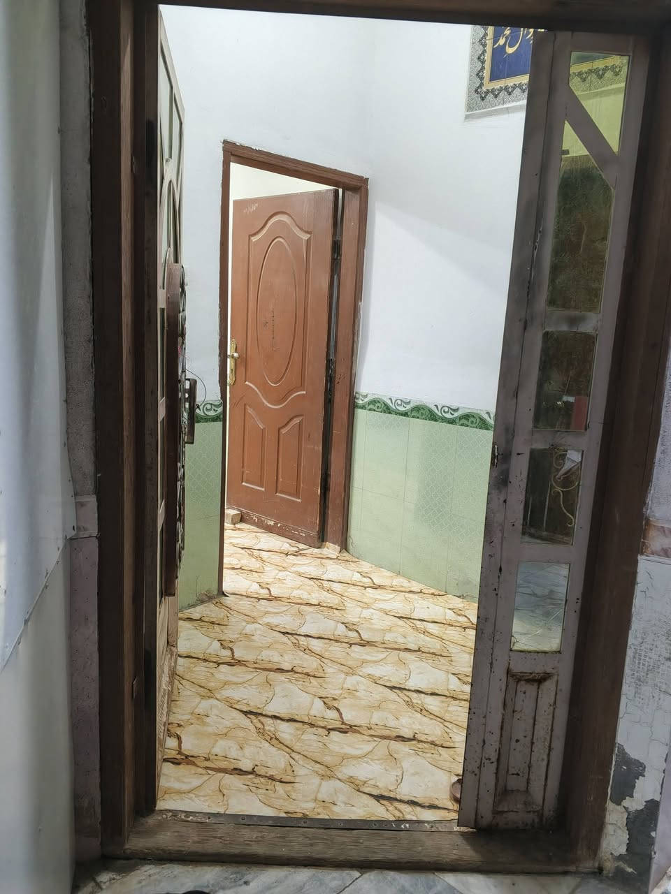 السلام عليكم 🖖

الدار للبيع 🏠 

مساحته 180متر مربع 

يتكون من ديوانية طول 5 ونص في 4 م  متر+ غرف نوم 💤 عدد 2 4ونص×4 م + هول 4×4 م+مطبخ🏠صغير 3ونص×2 م درج كامل محجر حمام 🛀 داخلي+صحيات خارجية +طارمه مرمر  الطول كما موضح في الصورة وباقي الغرف كاشي موزائيك للغرف والديوان 

للاستفسار علَےَ❀❄💙💙❄❀ الخاص او الاتصال على الرقم التالي 

( *********** )

