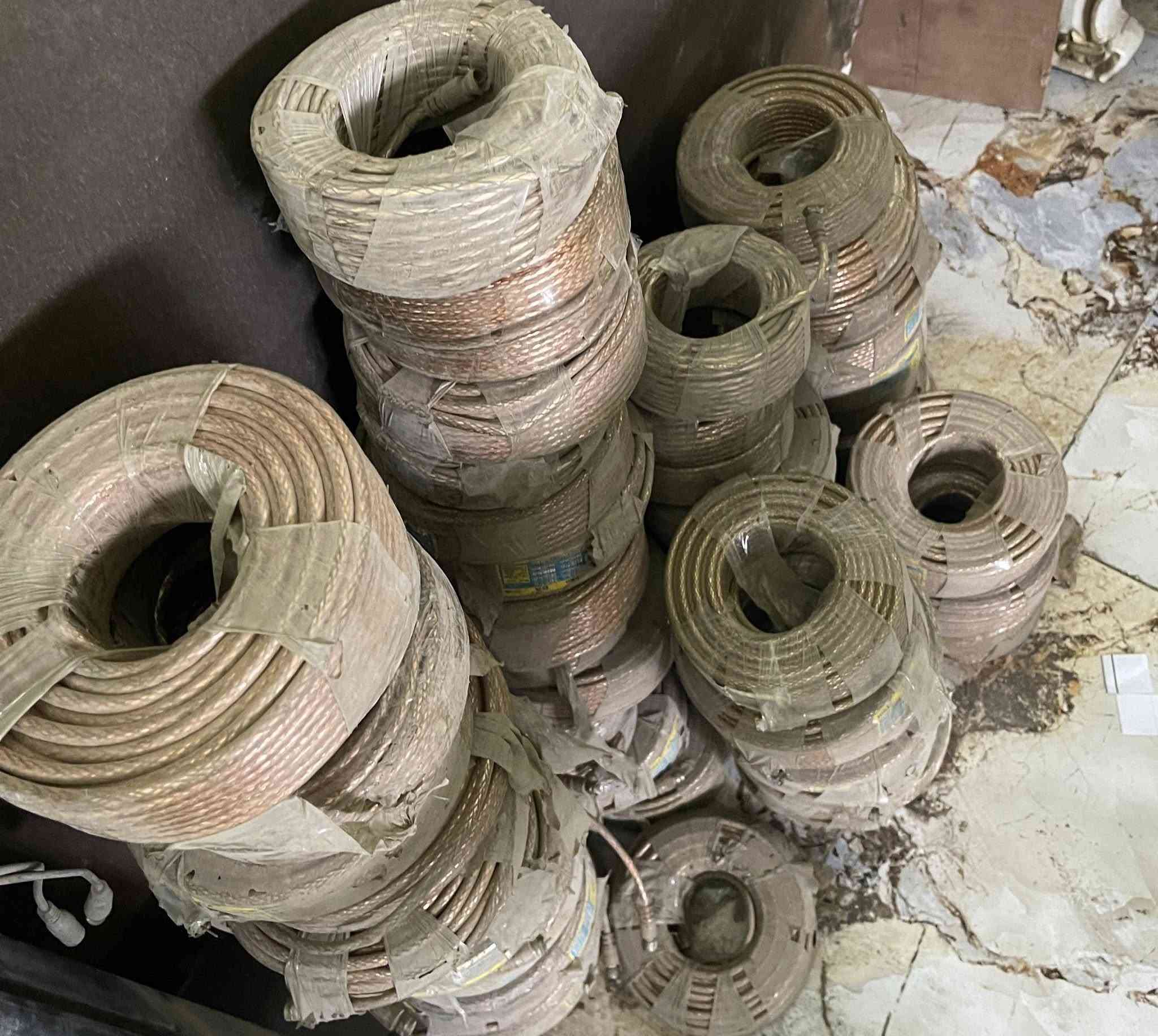 يتوفر كميه قليله تصفية مخزن من الدايسك ابو الحافظه بسعر 750 دينار وكيبل ستلايت ذهبي بسعر 1الف دينار
يوجد خدمة توصيل ب5 الاف لكل المحافظات 
واتساب
***********
