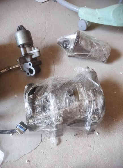 السلام عليكم
دكشن +نوزلات +جويتر اي سي +سلف داينمو+ كمبريسر تبريد +مجاول 
شرط گصة مع المكينة فقط تم اخذ المحرك طابوگة والباقي موجود البعض يعمل افيو والبعض الاخر اوبترا الي يحب يتواصل 
***********
